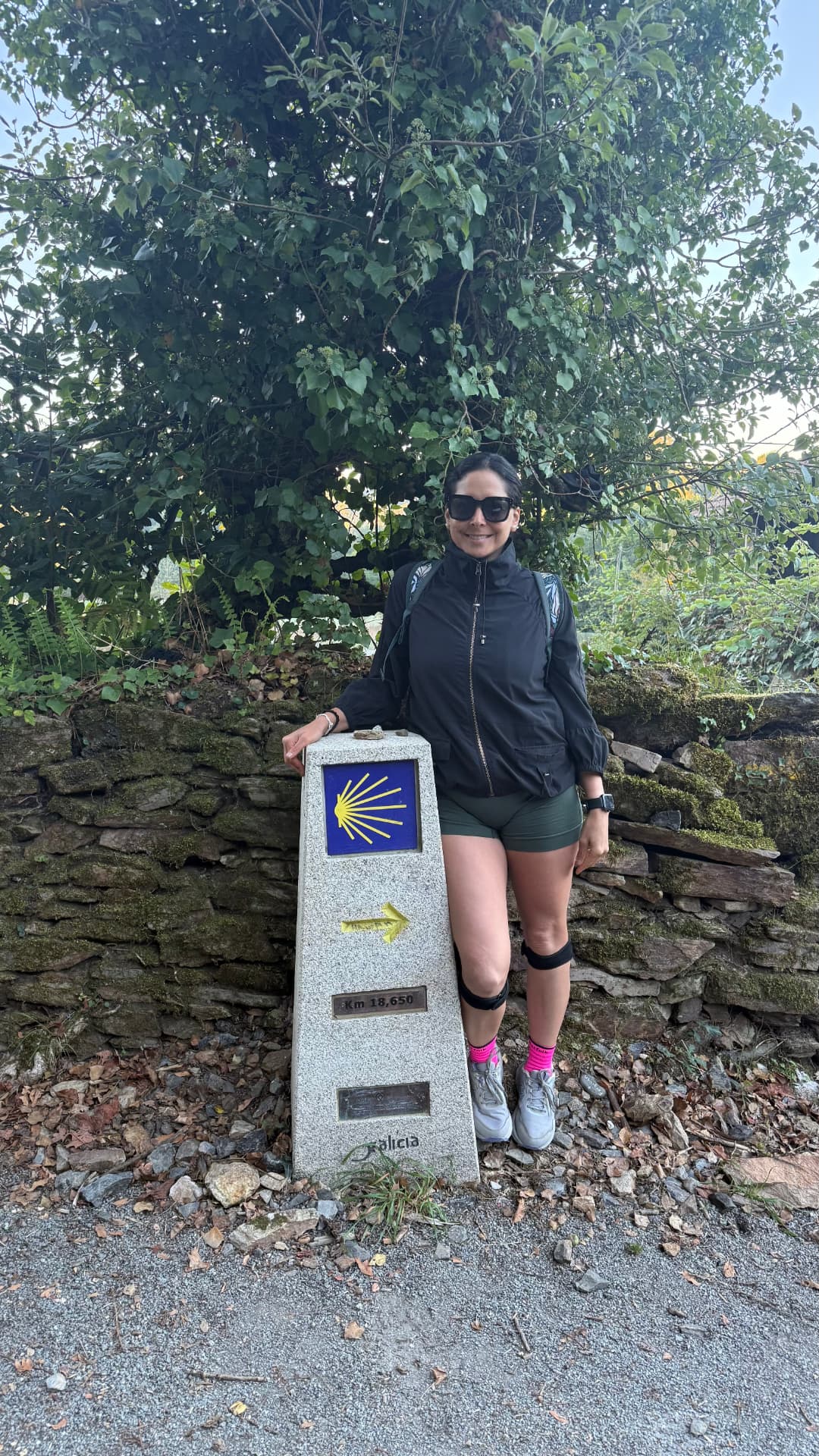 Ximena Moscoso junto a un mojón del Camino de Santiago